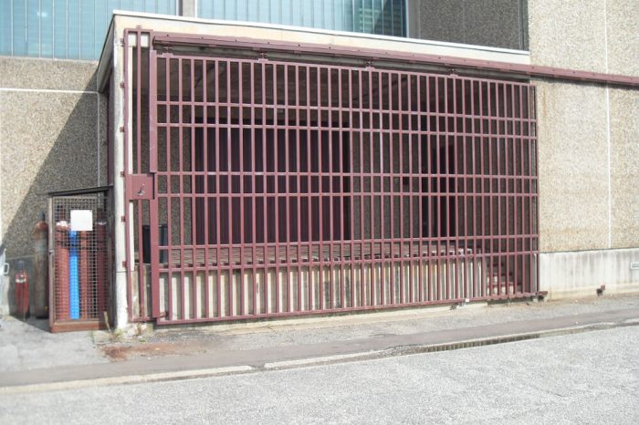 Porte coulissante prison